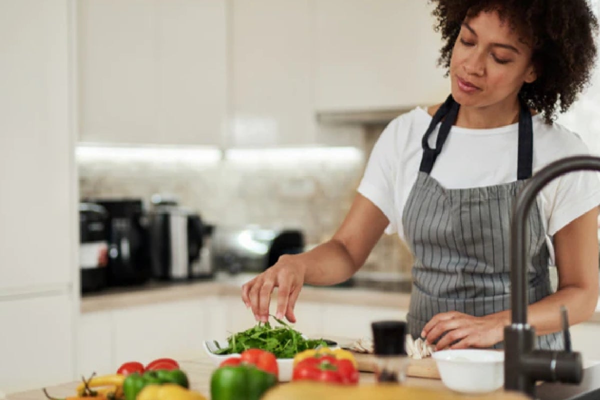 mevrouw in de keuken met groenten